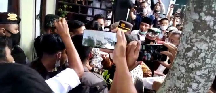 Mensos RI Datang ke Lotim, Berkerumun, Abaikan Prokes‎