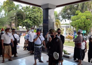 Dua Kades di Masbagik