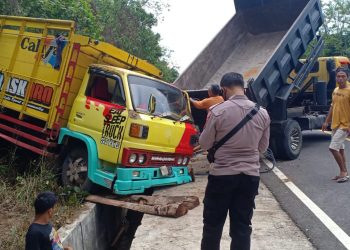 Truk Tabrak Tebing dan Terguling di Sembalun