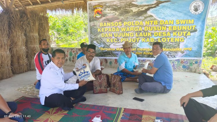 Polda NTB Bansos Ke Warga Kuta Loteng