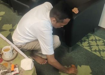 Bupati Loteng Bersihkan Lantai Ruangannya Sendiri