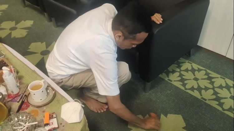 Bupati Loteng Bersihkan Lantai Ruangannya Sendiri