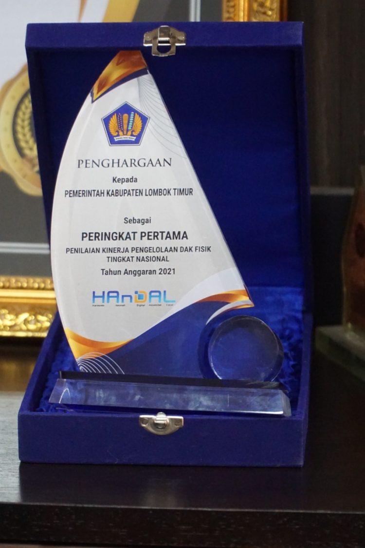 Pemkab Lotim Terima Plakat Penghargaan Peringkat Pertama Dari Kementerian Keuangan 