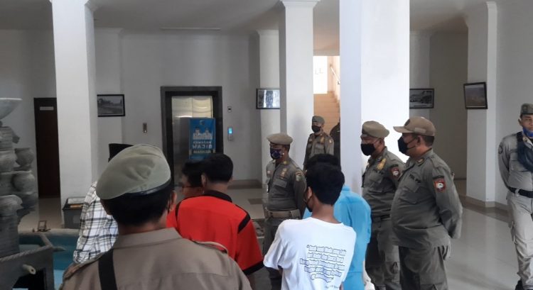 Sekda Lotim Sempat Ditolak,Massa Aksi Hendak Geledah Ruang Bupati Dihadang Pol.PP 