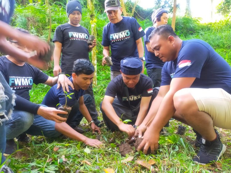 FWMO Lotim Tanam Pohon Gaharu di Kawasan Wisata Joben