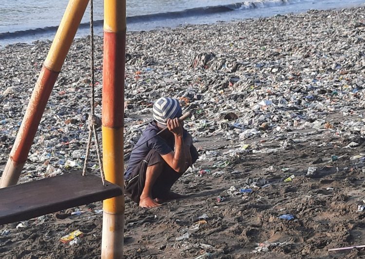 Pantai Labuhan Haji Kotor,Sampah Menumpuk,Siapa Bertanggungjawab…?‎
