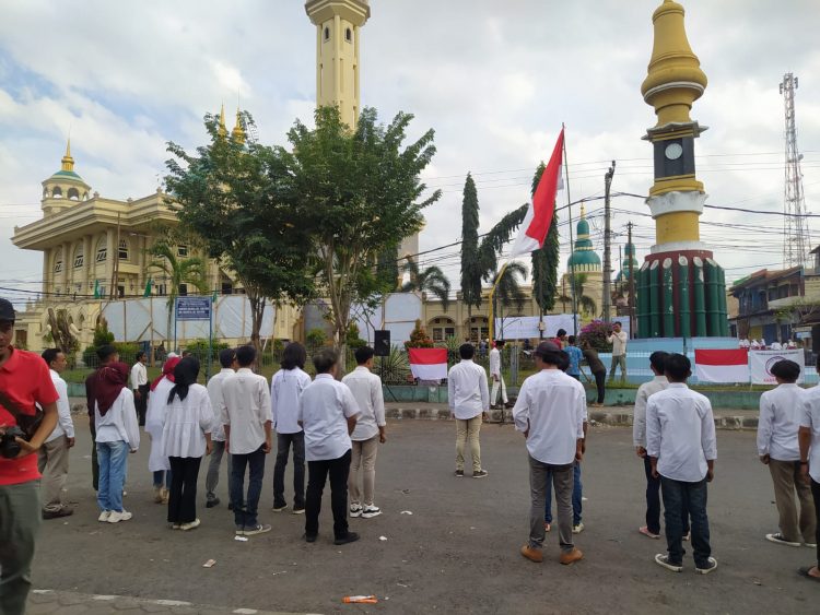 Para Seniman Sukses Gelar Apel Bendera HUT Kemerdekaan RI Ke 77