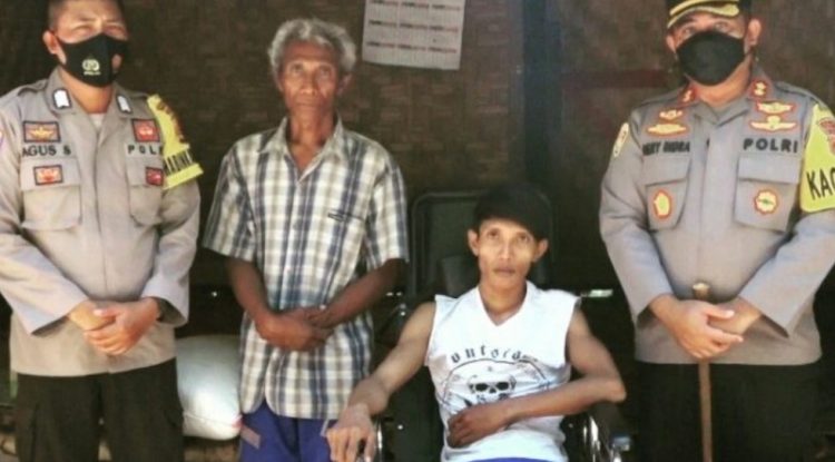 Kapolres Lotim Berbagi Sembako dan Kursi Roda