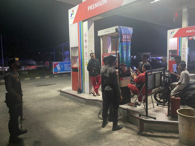 Anggota Sabhara Polres Lotim Patroli ke SPBU 