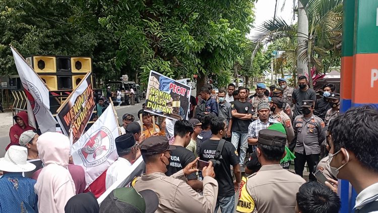 Akibat Putusan. Puluhan Massa Aksi Datangi Pengadilan dan Kejaksaan Lotim