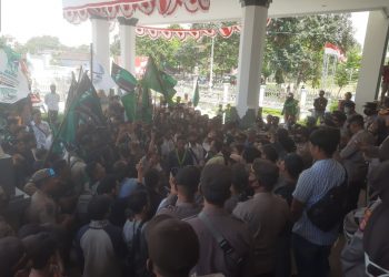 Banteng Hitam Mengaung, Ketua DPRD Lotim Siap Bersurat ke Presiden