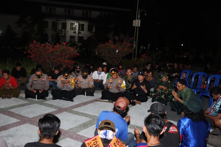 Kenang Tragedi Kanjuruhan. Aremania dan Askab PSSI Lotim Gelar Doa Bersama
