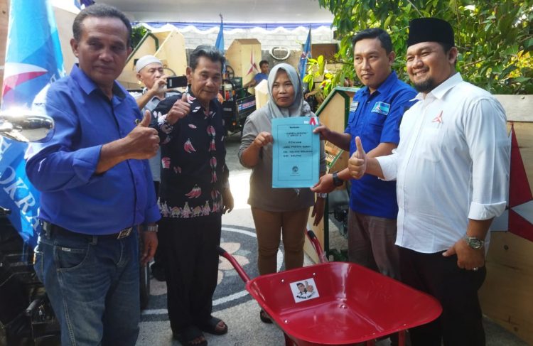Fraksi Partai Demokrat Dapil I DPRD Lotim, H.Saiful Bachri Serahkan Bantuan Aspirasi
