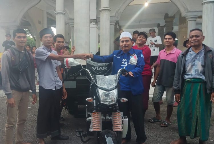 Anggota Fraksi Partai Demokrat DPRD Lotim Salurkan Bantuan Aspirasi