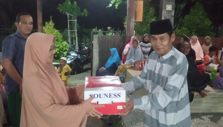 Anggota DPRD Lotim Fraksi Demokrat, Serahkan Bantuan Speaker Wireless