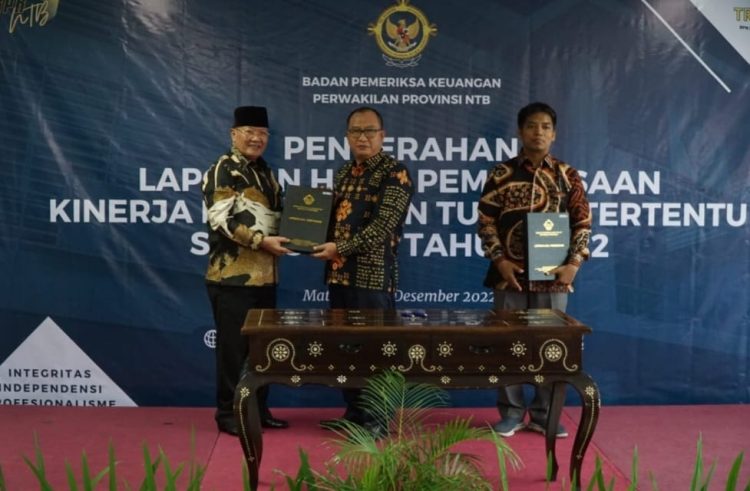 Wakil Bupati dan Ketua DPRD Lotim Terima LHP Semester II Dari BPK