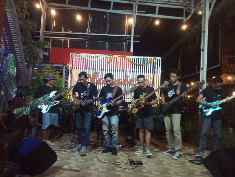 Tunjukan Atraksinya, Para Bassist Lotim Main Satu Panggung