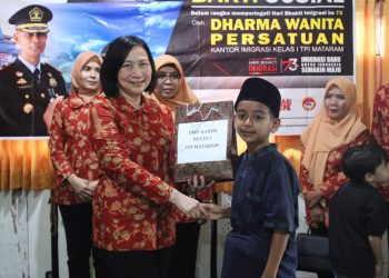 Peduli Kepada Anak Sekolah Kurang Mampu, DWP Imigrasi Mataram Gelar Bakti Sosial 