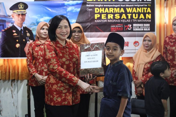 Peduli Kepada Anak Sekolah Kurang Mampu, DWP Imigrasi Mataram Gelar Bakti Sosial 