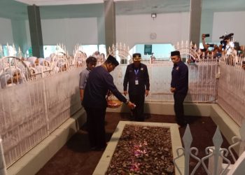 Berziarah di Makam Pahlawan Nasional TGKH Zainuddin Abdul Madjid, Anies Disambut Santri