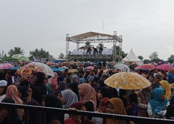 Meski Diguyur Hujan! Ribuan Simpatisan Anis Baswedan Padati Lapangan Masbagik
