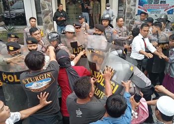 Massa Aksi Desa Ungge Loteng Bentrok Dengan Polisi