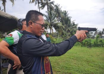 Sekda Lotim Asah Kemampuan Menembak