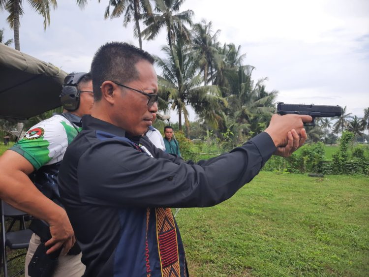 Sekda Lotim Asah Kemampuan Menembak