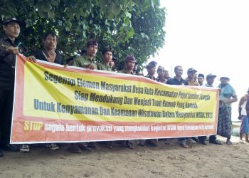 Jelang WSBK 2023, Warga Desa Kuta Mandalika Bersama WNA Bersihkan Sampah Plastik di Pantai