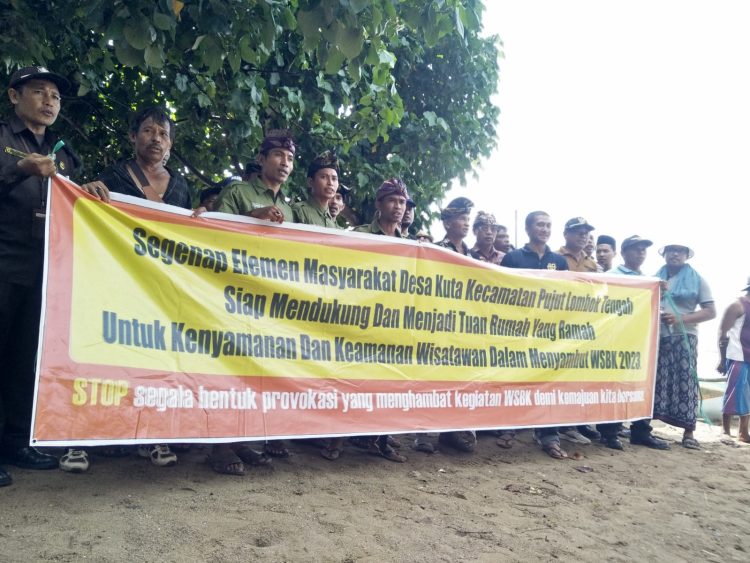 Jelang WSBK 2023, Warga Desa Kuta Mandalika Bersama WNA Bersihkan Sampah Plastik di Pantai