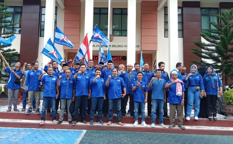 Puluhan Pengurus DPC Partai Demokrat Lotim Pimpinan AHY, Datangi Pengadilan Negeri Selong