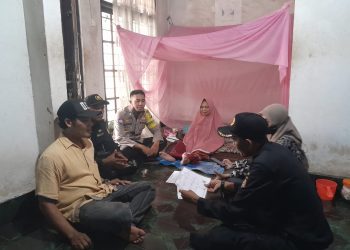 Memastikan Penerima Bantuan, Babinkamtibmas Desa Dampingi Lakukan Asesmen