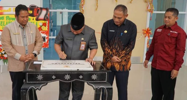 Bupati HM. Sukiman Azmy meresmikan RSUD Selaparang di Kecamatan Suela