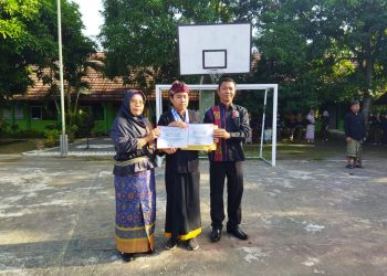 Perbakin Lotim Serahkan Medali dan Penghargaan ke Atlet Berprestasi SMPN 3 Keruak