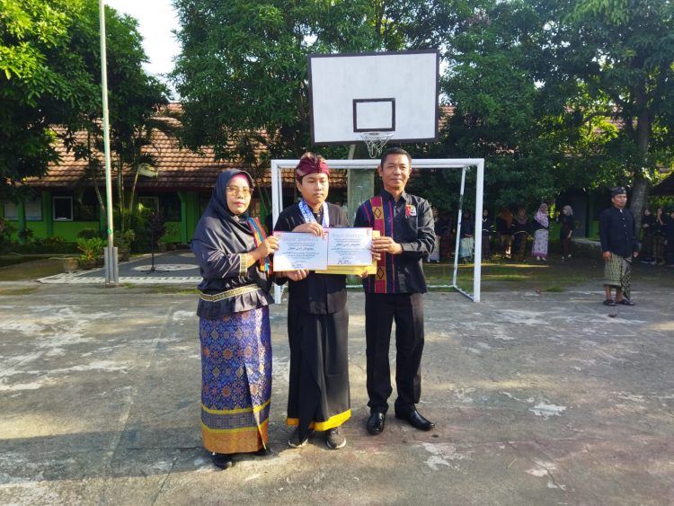 Perbakin Lotim Serahkan Medali dan Penghargaan ke Atlet Berprestasi SMPN 3 Keruak