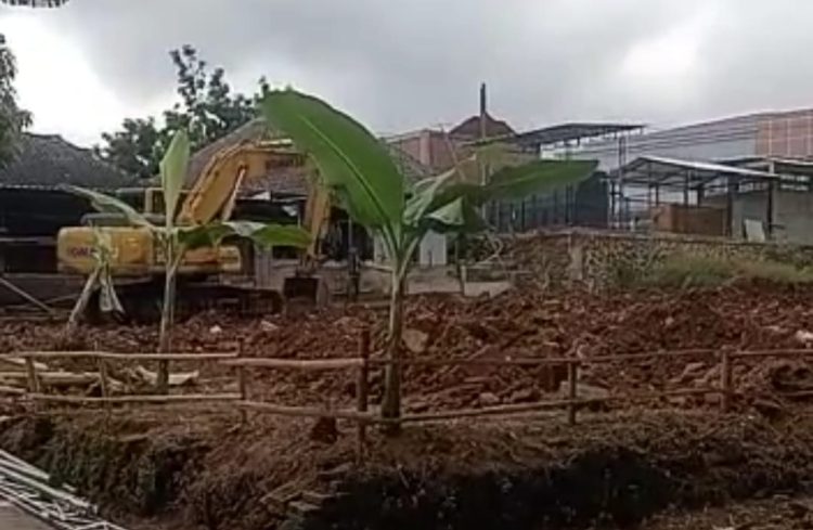Pemkab Lotim Bulduser Lahan Diklaim Milik Warga di Suela, FRB Anggap Arogan 
