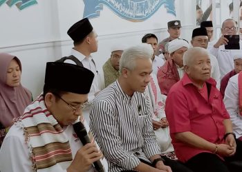 Ganjar Pranowo Didampingi TGB, Berziarah ke Makam Pahlawan Nasional Maulana Syaikh