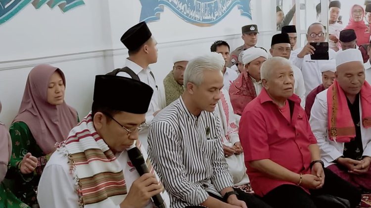 Ganjar Pranowo Didampingi TGB, Berziarah ke Makam Pahlawan Nasional Maulana Syaikh