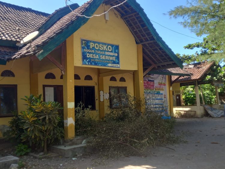 Kantor Desa Serewe Jerowaru Disegel Pohon Berduri ‎