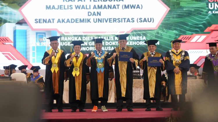 Doktor Honoris Causa, Sekjen Kemenkumham Terima dari UNESA