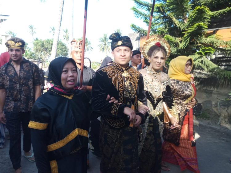 Sepasang Pengantin Asal Jerman Nyongkolan Adat Sasak