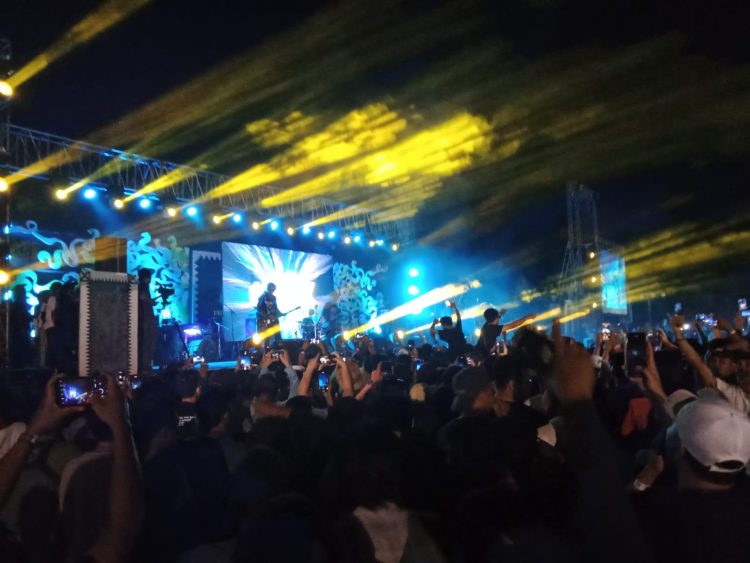 Penampilan Band Tipe X Tutup Festival Alunan Budaya Peringgasela ke-7