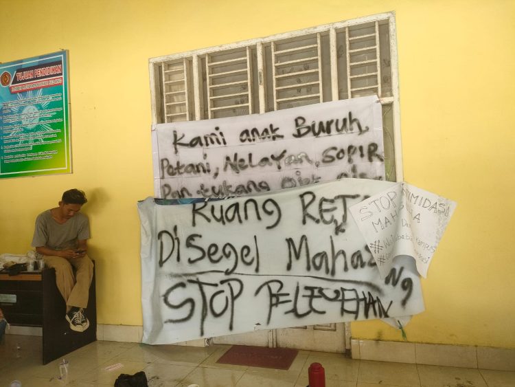 AMIS Segel Kantor Rektor ITSKES Muhammadiyah Selong, Usut Tuntas Kasus Dugaan Pelecehan Seksual  ‎