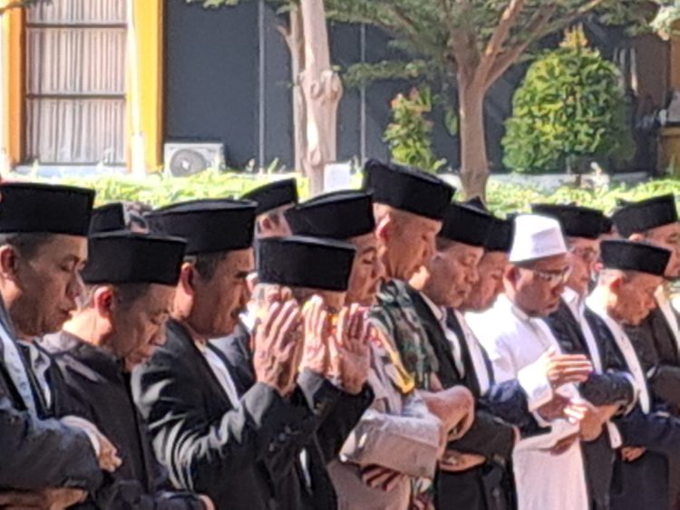 Moment Peringatan Hari Santri Nasional, ASN di Lotim Minta Hujan