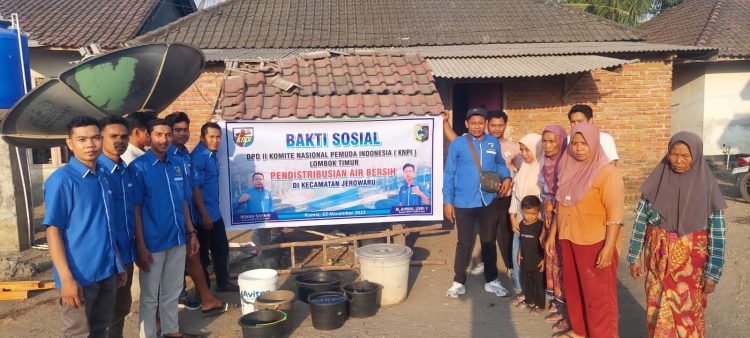 Dukung Progran Pemda, DPD II KNPI Lotim Distribusikan Air Bersih di Kecamatan Jerowaru