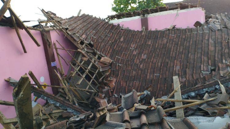 Gedung TK Darma Wanita di Montong Baan Ambruk