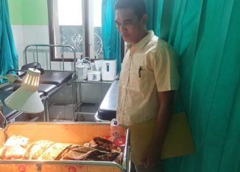 Dua gadis Cantik Pengunjung Temukan Bayi Perempuan di Pantai Suryawangi Lotim 