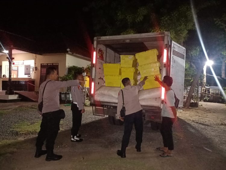 Saat pihak KP3 Khayangan Lombok Timur mengamankan mobil box alfamart pengangkut 100 karung atau 5 ton pupuk bersubsidi jenis urea.