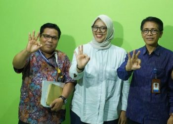 Viral, Kadis P3AKB Lotim Berpose Tiga Jari, Diduga Simbul Dukung Salah  Satu Capres