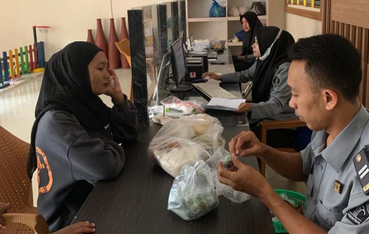 Petugas Lapas Kelas IIB Selong, saat melakukan pemeriksaan kepada pengunung yang datang untuk mencegah masuknya barang terlarang.